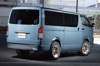 トヨタ ハイエース：リアまわりはスッキリとまとめられテールランプは純正ルックのフルLEDを採用