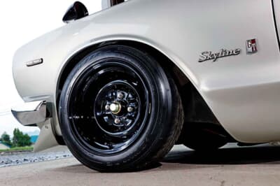 日産 スカイライン2000GT:車高調整式サスペンションで限界までローダウンされたフロントの足回り