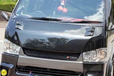 トヨタ ハイエース：ボンネットはバッドフェイスボンネットを装着