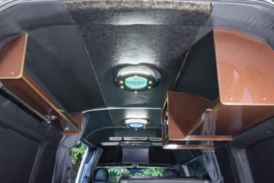 トヨタ ハイエース:天井のフルデッドニング処理とともに施工された重厚なシーリングデザイン。防音と断熱効果を高めながら、LED照明と組み合わせて幻想的なナイトシーンを作り出している