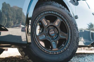 トヨタ プリウス：ホイールはRAV4時代の流用。KMC KM721（16×7.0J）。ヨンクらしい、タフなデザインだ