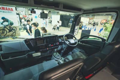 いすゞ ビーカム:ブラックを基調としたスポーティなコクピット。使いやすさを第一に機能性を備える