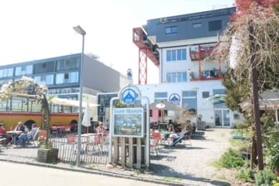 ザウラー博物館:ボーデン湖に面した建屋の前にオープンし来訪者で賑わいを見せているカフェスペース