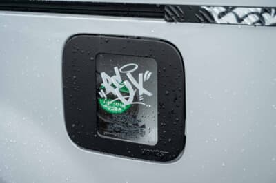 三菱「デリカD:5」:ガラスリッドはオネスト製を装着。内部が見え、オシャレな雰囲気にカスタマイズ。サイドセクションのアクセントにもなった