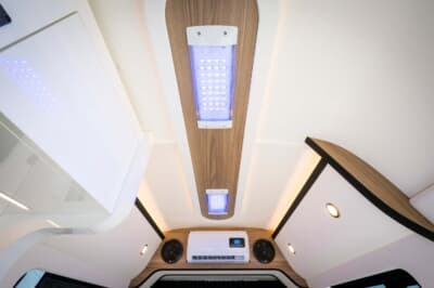 トヨタ・ハイエース：ルーフにはLEDライト、サイドには暖色系のスポットライトを装備