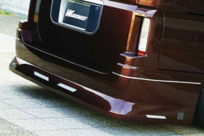 日産 エルグランド:マフラーレス仕様のリアバンパーへ大胆かつ自然にモニターをビルトインしたイベント仕様ならではの演出