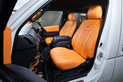 トヨタ・ハイエース:外装のストイックな旧車ルックとは一線を画す鮮やかなオレンジのシートカバー