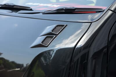 トヨタ ハイエース：ボンネットにもオリジナル加工が施される