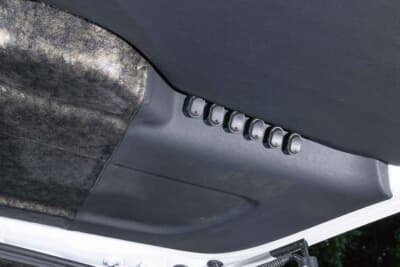 トヨタ ハイエース:車内の各所には、使い勝手を考慮してスイッチ類や照明コントロールパネルが集中配置されている。暗闇のなかでも直感的に操作できるようレイアウトされている