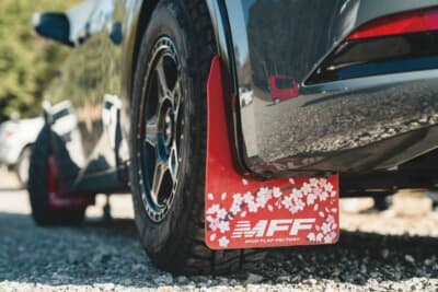 トヨタ プリウス：マッドフラップはMFF。ラリーカーのようにしようと装着した。フェンダーアーチは一部カットした
