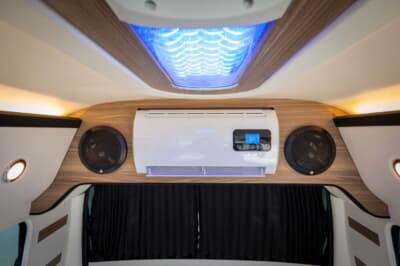 トヨタ・ハイエース：大型のクーラーが装備されているので夏場の車中泊でも快適だ