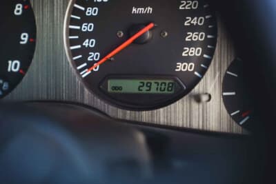 20万7000ユーロ(邦貨換算約3830万円)で落札された「日産 スカイラインGT-R V-Spec II Nür」(C)Courtesy of Broad Arrow