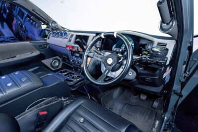 トヨタ ハイエース：モモ製ステアリングやドライバー型シフトノブが奢られたコクピット。高級感とスポーティさが融合している