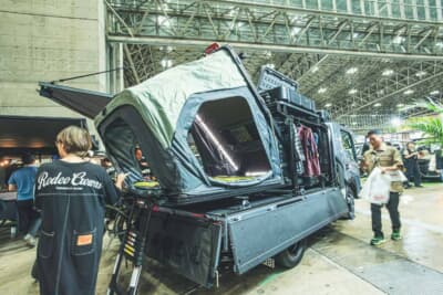 いすゞ エルフミオ:荷台にはルーフトップテント(スカイピークHD)が備えられ、新たなオーバランドスタイルを提案する