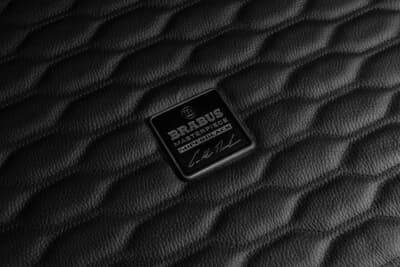 BRABUS 900 SUPERBLACK：トランクマットに輝くブラバス・マスターピースの専用バッジ