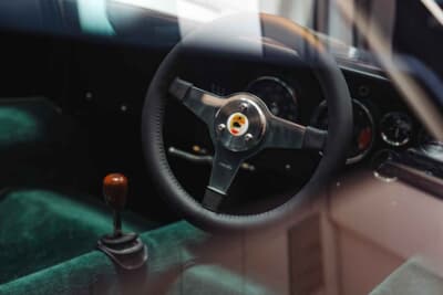 マクラーレン M6GT：ノンパワーアシストのダイレクトな操舵感を伝える小径の3本スポーク式スポーツステアリング