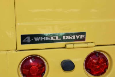 スズキ ジムニー:リアに備わる「4-WHEEL DRIVE」のエンブレムと丸型のテールランプ