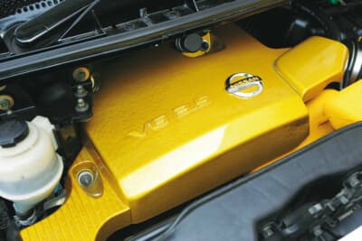 日産 エルグランド:エンジンカバーにはドラゴンスキン塗装を。ベース色がシルバーの塗装で、吹き付けると塗膜が動いて凹凸を形成する