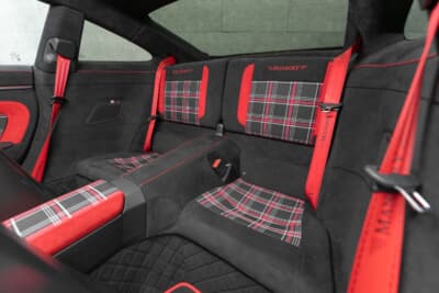 ポルシェ 911ターボS：フロント同様のチェック柄で丁寧に仕立てられた後部座席