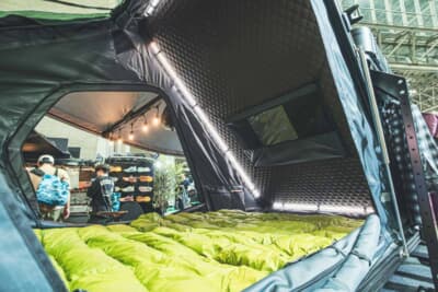 いすゞ エルフミオ:たっぷりスペースのルーフトップテント。低い位置に載せることで、展開作業性も大幅にアップした
