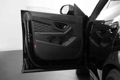BRABUS 900 SUPERBLACK：ブラックレザーにハニカム状キルティングが施されたドアトリム