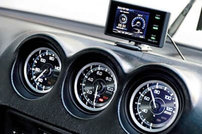 日産 フェアレディZ：デフィ製の水温や油温そして油圧メーターがダッシュボード上にスッキリと収められている