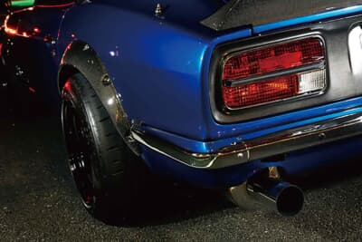 日産 フェアレディZ：美しいカーボンフェンダーとローダウンに配慮したマフラーを装着