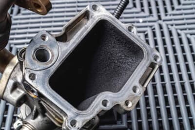 Champ Turbo Pro：壁面までこってりとカーボンが付着したエンジン内部。施工前の写真である