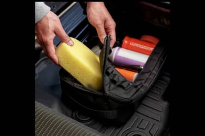 スズキ ジムニー:使用頻度の低い洗車用品などをシート下へ逃がすことで、日常的に使用するドアポケットやトレイの利便性が飛躍的に向上する