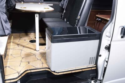 トヨタ ハイエース:T-REVO 900シートと運転席後方のボックスを組み合わせて展開する対面ダイネット。仲間との談笑や食事に最適な空間を作り出している