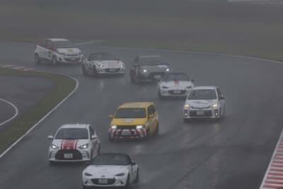 トヨタ・プロボックス：スタートはウェットコンディション。さらに濃霧という難しさが加わった