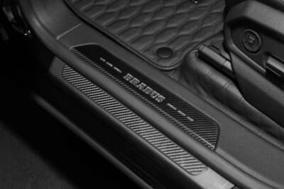 BRABUS 900 SUPERBLACK：ドアを開けた際に乗員を迎えるイルミネーション付きスカッフプレート