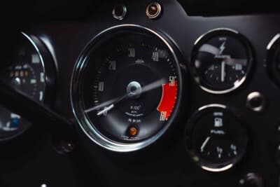 マクラーレン M6GT：レッドゾーン（50〜60表記）と燃料警告灯を備えるタコメーターが当時の素性を物語る