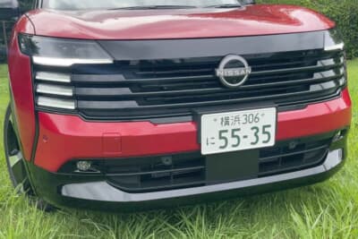 日産 キックス:存在感を高めた大型のフロントグリルと、精悍な印象を与えるシャープなヘッドライト造形