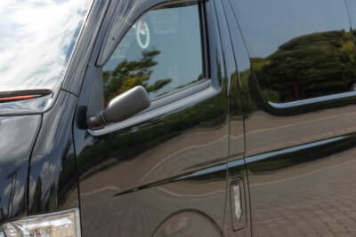 トヨタ ハイエース：ドアミラーは、ビタローニを採用する。小振りでレーシーな意匠