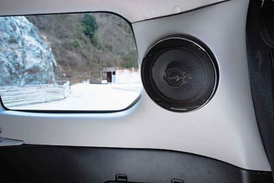 トヨタ プロボックス：Dピラーにスピーカーパネルを装着することで乗用車風に早変わり