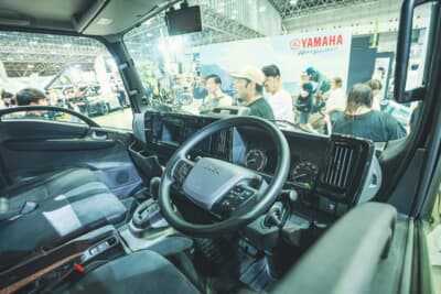 いすゞ ビーカム:ブラックのインパネに、シートにはレッドステッチがあしらわれるなど乗用車ライクな仕上げが特徴