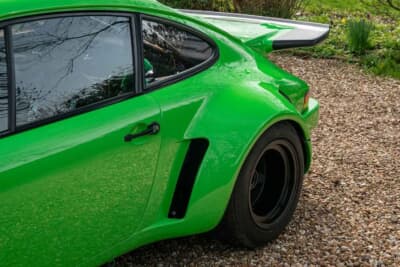 7万8667ポンド（邦貨換算約1691万円）で落札された1980 ポルシェ 「911 RSR オマージュ 3.8L」（C）Iconicauctioneers