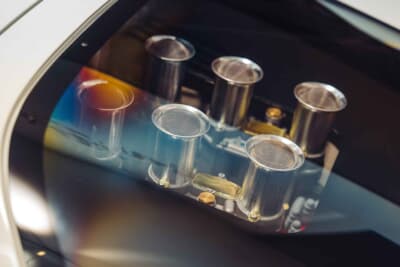 マクラーレン M6GT：リアウインドウ越しに鎮座するウェーバー製キャブレターと美しいファンネル（吸気管）