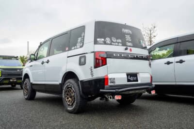 三菱「デリカD:5」:リアから見ると後期に見える “re-plus barber”さんの愛車。後期用ガーニッシュを投入しているユーザーはまだ少ない