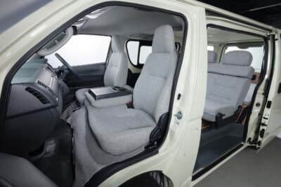 トヨタ・ハイエース：フロント3名とセカンド3名を合わせた6名乗車に対応