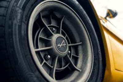 8万6250ユーロ（邦貨換算約1592万円）で落札されたアルピーヌ・ルノー「A110-1300G」 （C）2026 Courtesy of RM Sotheby's