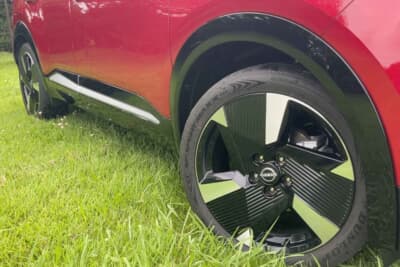 日産 キックス:足元を引き締め、上質な走りを支えるスポーティなデザインのアルミホイール