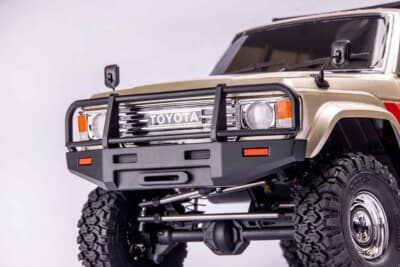 トヨタ ランドクルーザー60:オフロードバンパーや丸目ヘッドライトなど前期型特有の武骨なディテール