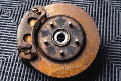 Champ Turbo Pro：施工前のブレーキローター。表層部のサビ、酸化汚れなどで表面が覆われている