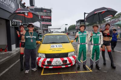 トヨタ・プロボックス：佛田代表と瀬戸選手、四倉選手。トップチェッカーはやっぱり最高のレース結果だ