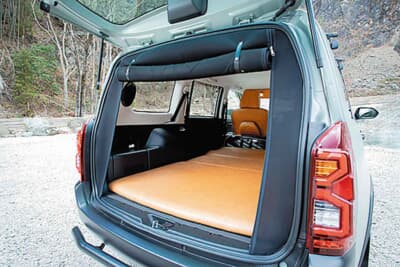 トヨタ プロボックス：車種専用の網戸。写真はオープン状態だ。ベッドキットとともに車中泊の必須アイテムである