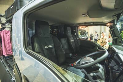 いすゞ エルフミオ:シートにはブラックのレザー調素材が配置され、トラックとは思えない仕様に進化