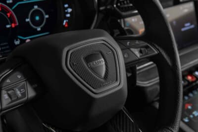 BRABUS 900 SUPERBLACK：ブラバスロゴとカーボン仕様のセンターパッドを備えたステアリング