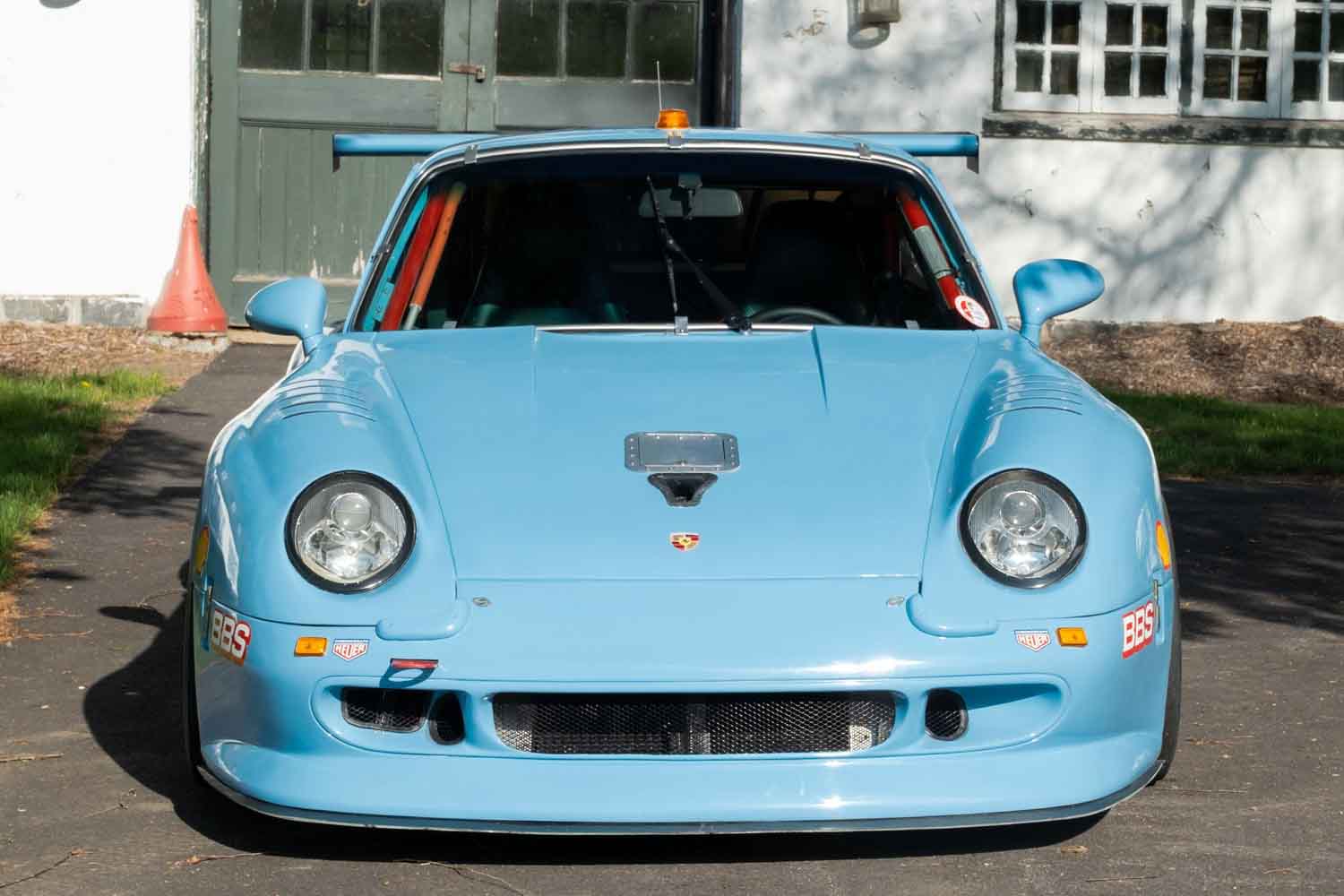 外見は993型で中身はナロー!? 公道も走れるレーシングポルシェ「911